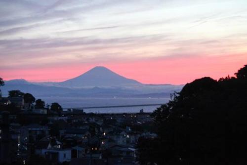 GLOCE 葉山のサーファーズログハウス l デッキから富士山と海の眺望あります l