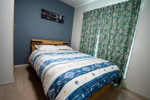 大阪ドーム徒歩10分、九条駅から3分、難波直通6分、海遊館7分、USJ11分