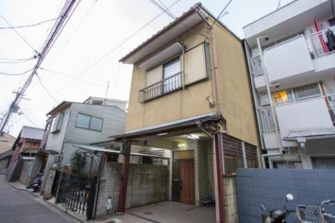 シティ センター ハウス ネクスト トゥ サブウェイ ステーション