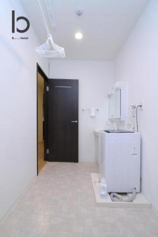 bHOTEL246 Large 2BR Apt 10PPL near Peace Park 301